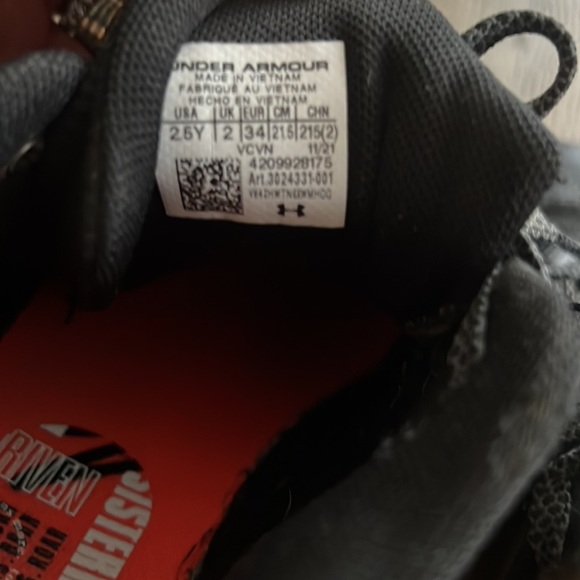 Under Armour Kids Size 2.5 cleats - Picture 6 of 6
